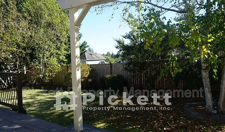 2037 NE Gustaf St — Photo 33