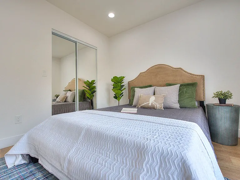 11732 Hamlin St — Photo 3