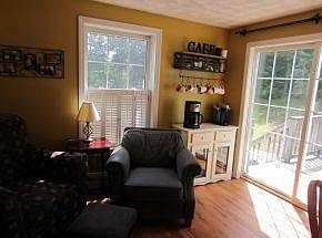 comfy eat in kitchen w island