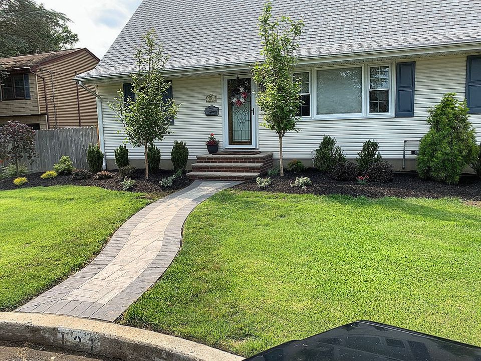 2nd image of 121 Hillside St