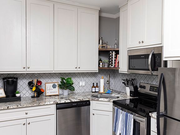 2nd image of 1214 W 6th St #18