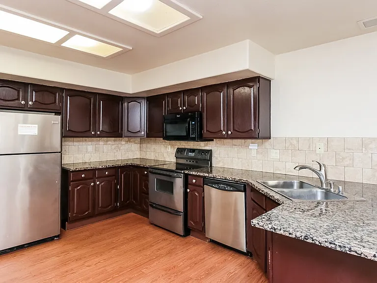3422 E Woodland Dr — Photo 7