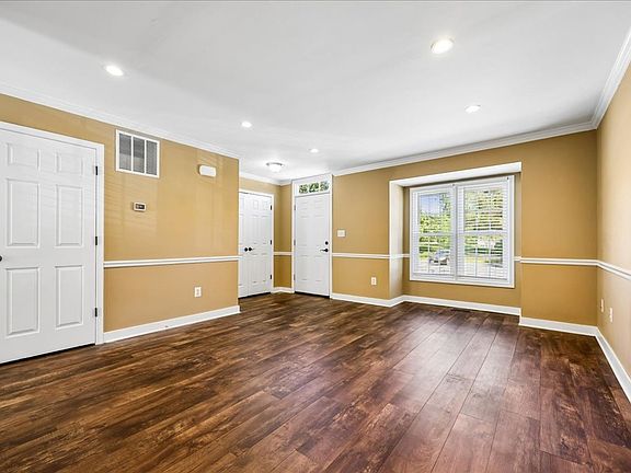 4th image of 6630 Commodore Ct