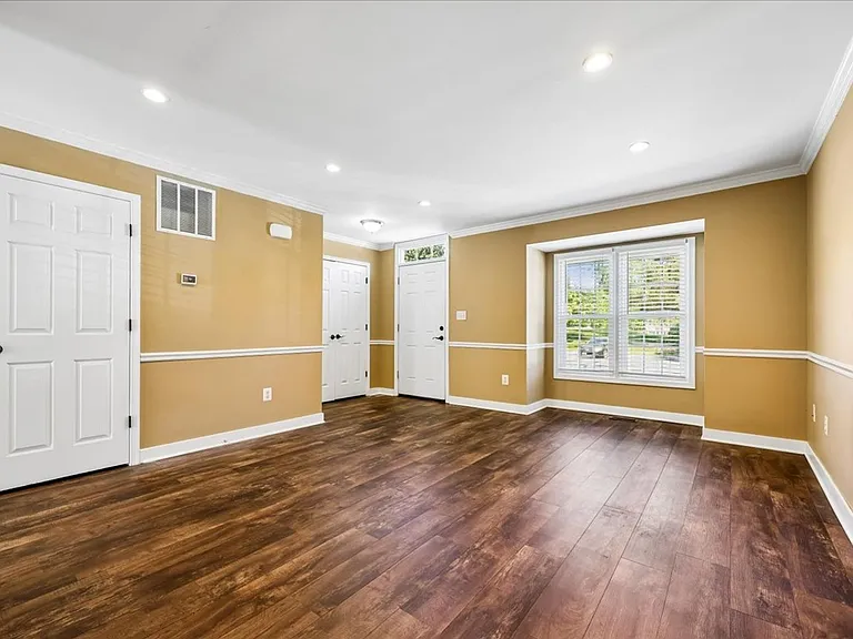 6630 Commodore Ct — Photo 4
