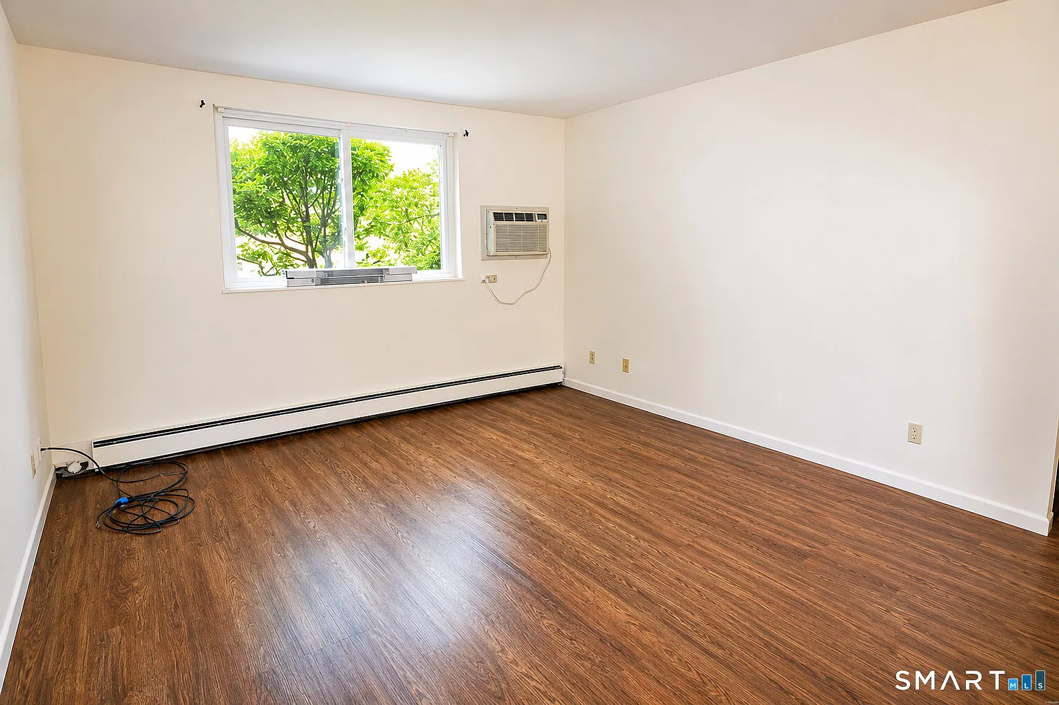 1 bed, 1.0 bath, 6600 sqft, $1,300 — Photo 2