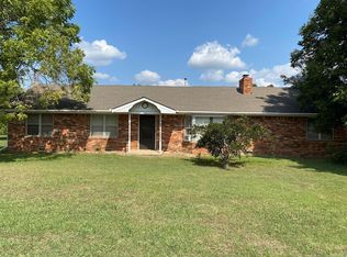 902 W Columbia St, Okemah, OK 74859