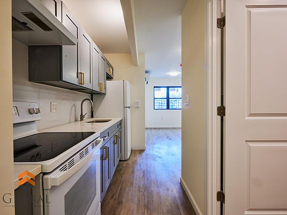 4th image of 3825 Carpenter Ave #3B