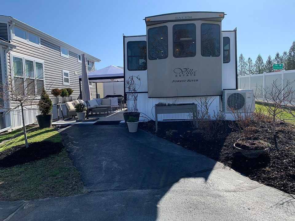 1st image of 875 Wells East St #20