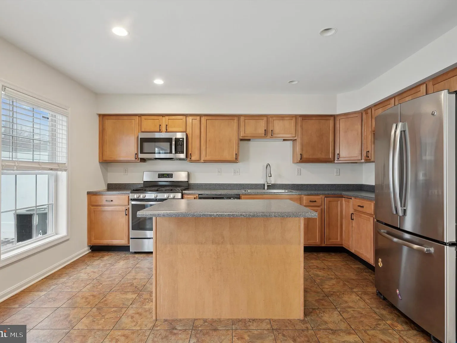 3 bed, 2.5 bath, 2043 sqft, $3,000 — Photo 3