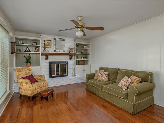 4th image of 4916 Bluebird Ln