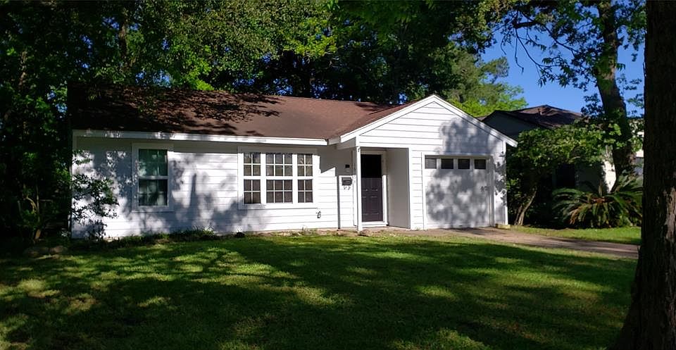 Incredible Home with Flexible Floor Plan in Desirable Oak Forest!