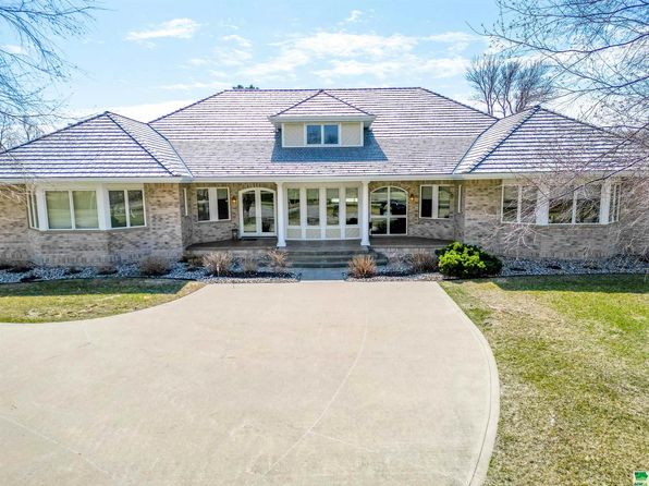 709 Cherry Hill Ln, North Sioux City, SD 57049