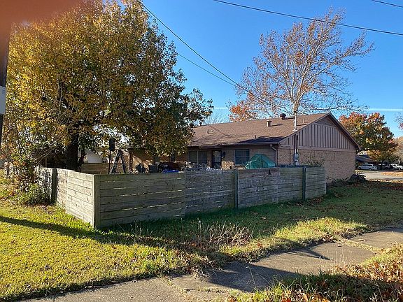 5th image of 502 W Pelton St
