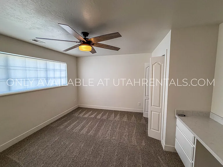 960 N Eastview Dr — Photo 23