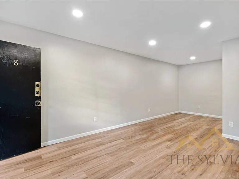 Gorgeous Renovated 1 & 2 Bedroom Apartment @ 1512 Court — Photo 15