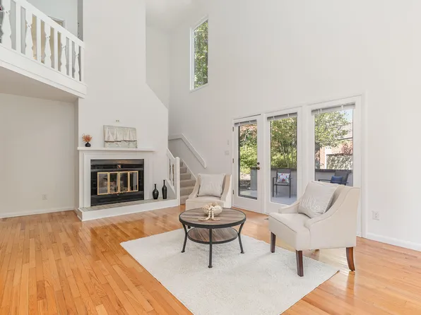 135 Essex Dr, Chapel Hill, NC 27514