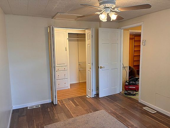 Lg master bdrm walkin closet