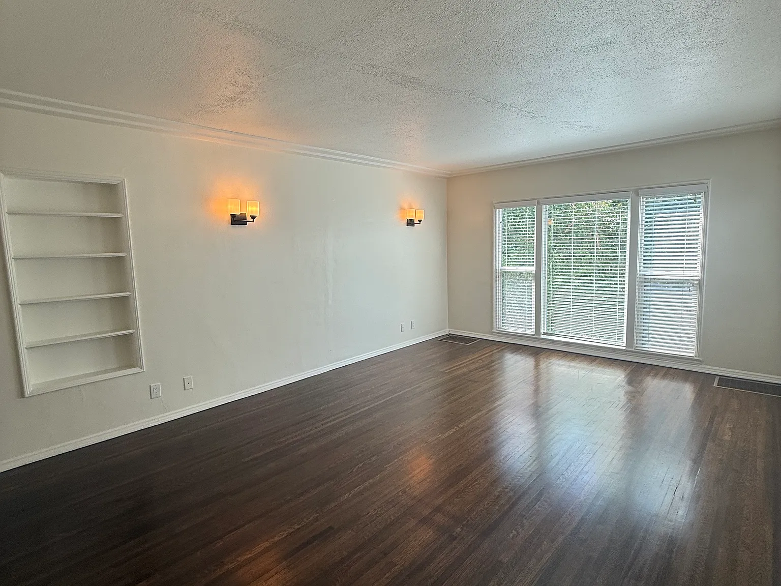 2 bed, 1041 sqft, $3,600 — Photo 2