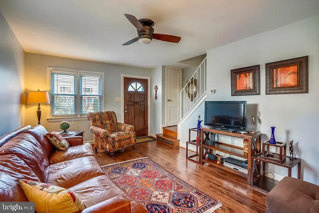2 bed, 2.0 bath, 896 sqft, $3,000 — Photo 2