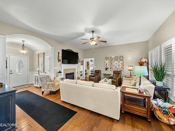 5th image of 921 Annatole Ln