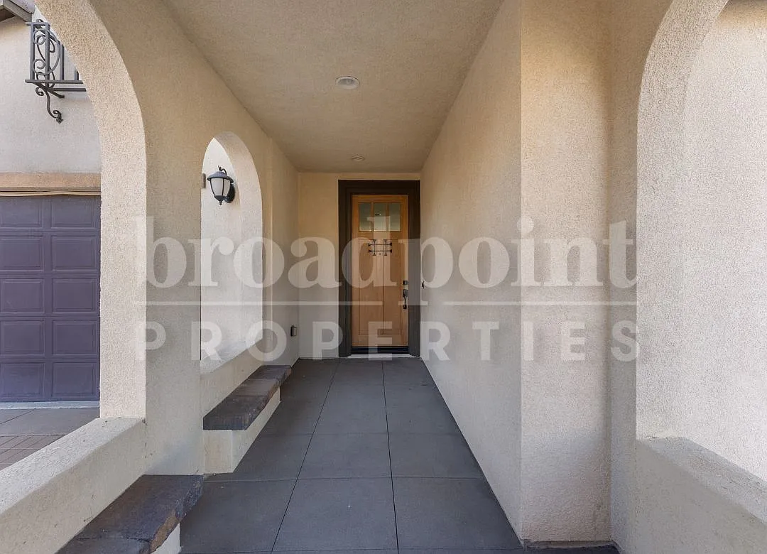 5 bed, 3.5 bath, 3335 sqft, $4,895 — Photo 4