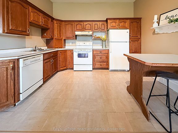 4th image of 190 Albert St