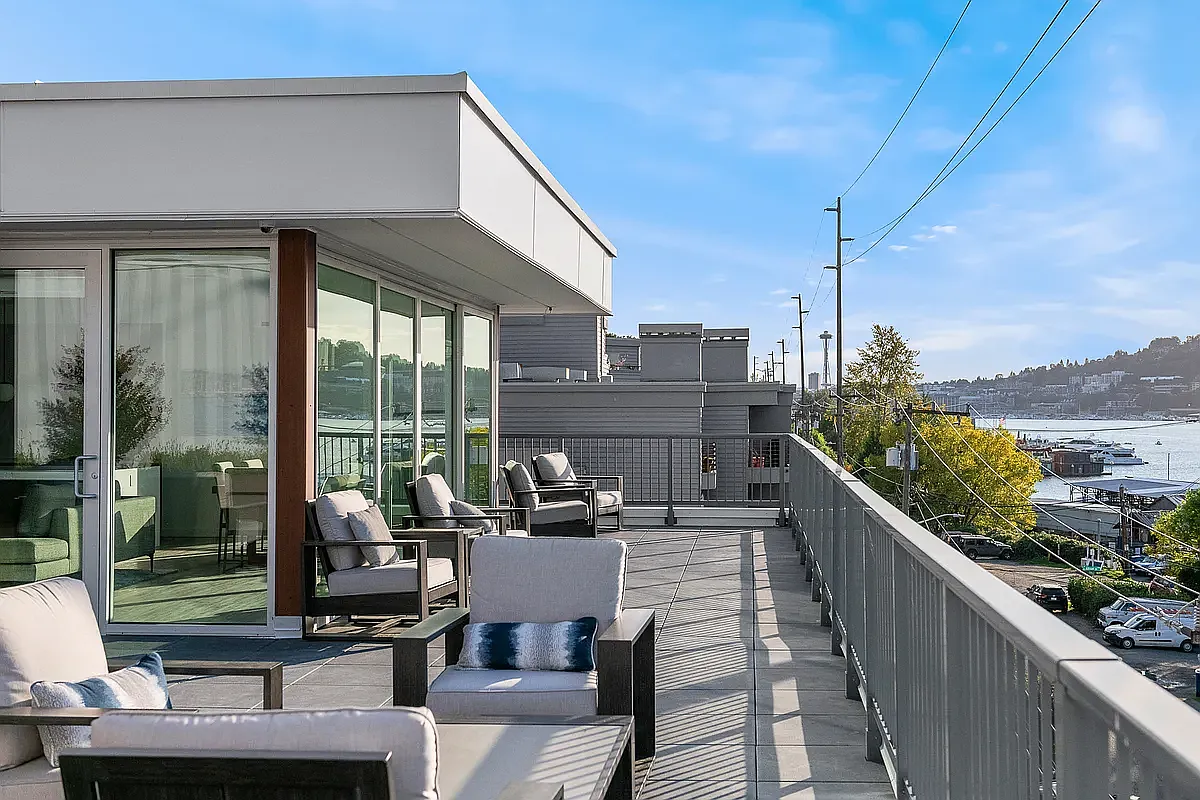 Flow Eastlake Apartments — Photo 4