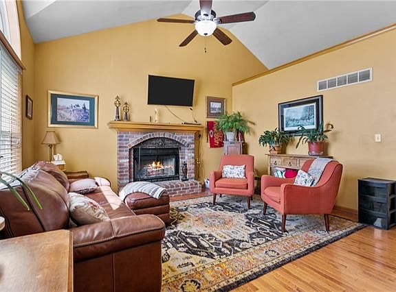 3rd image of 104 N Spinnaker Dr