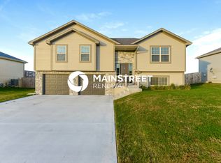 19120 Corbyn Ln, Smithville, MO 64089