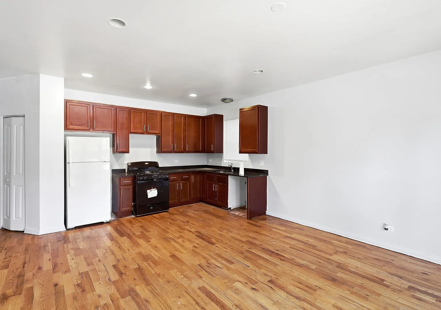 4 bed, 1400 sqft, $2,000 — Photo 4