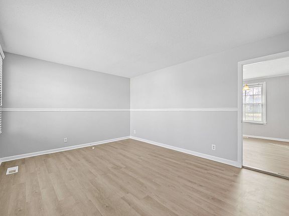 3rd image of 512 Yvonne Dr