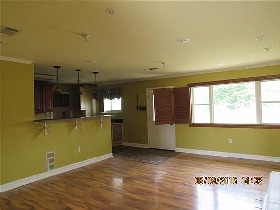 3rd image of 7401 Weaver Ave