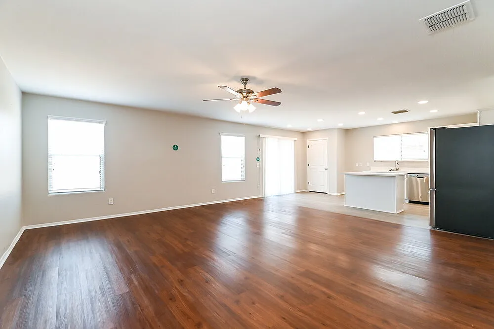 3 bed, 2.0 bath, 1261 sqft, $1,945 — Photo 3