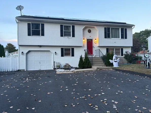 14 Pine Needle Ln, Springfield, MA 01118