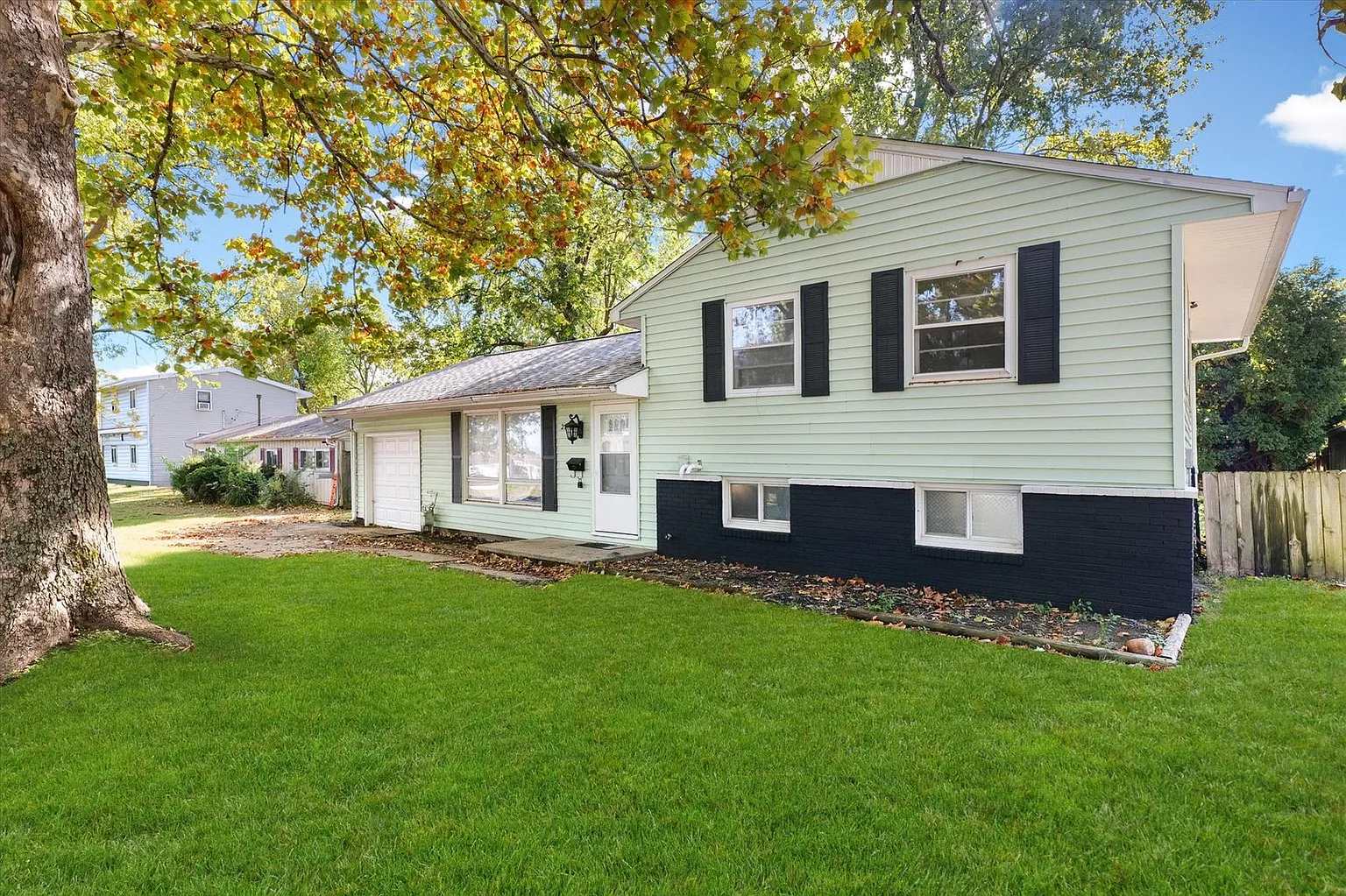 211 Edgebrook Dr photo 1