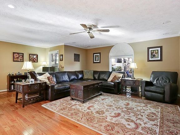 3rd image of 5275 Turtle Creek Dr