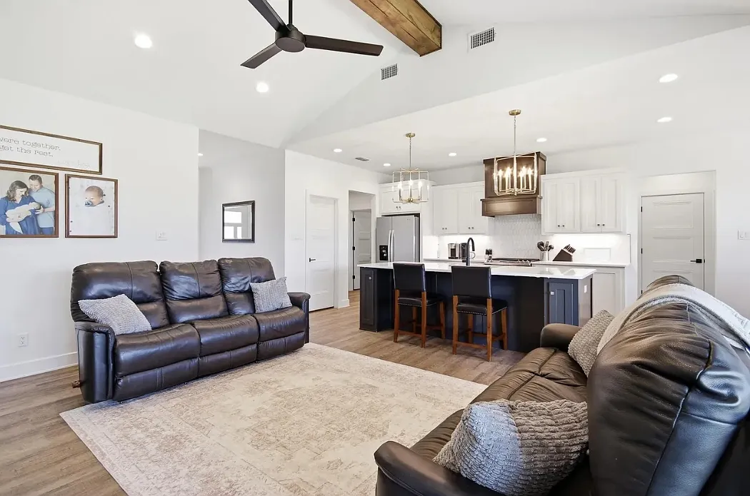 4 bed, 2000 sqft, $7,500 — Photo 2