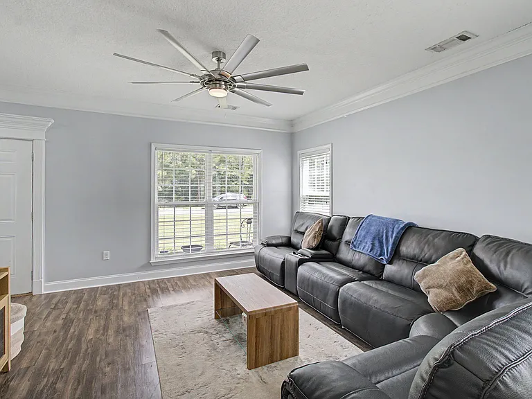 151 Lincoln Way NE — Photo 4