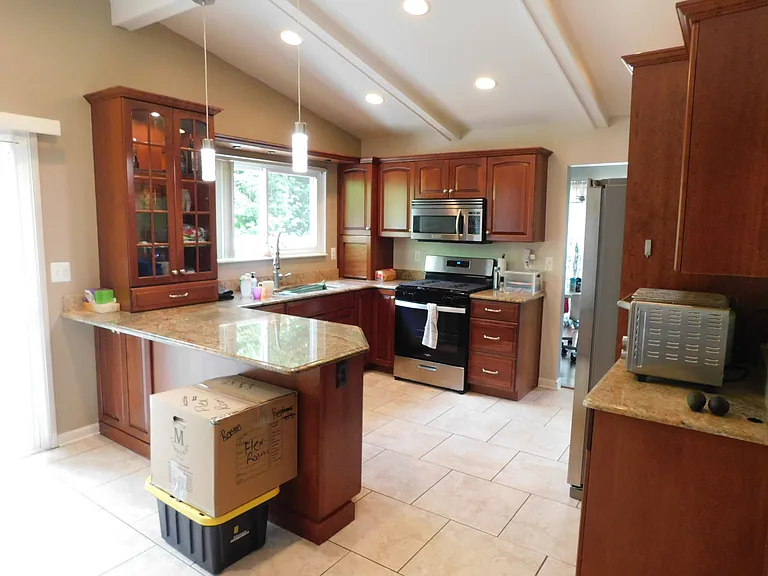 2208 Niagara Dr — Photo 2