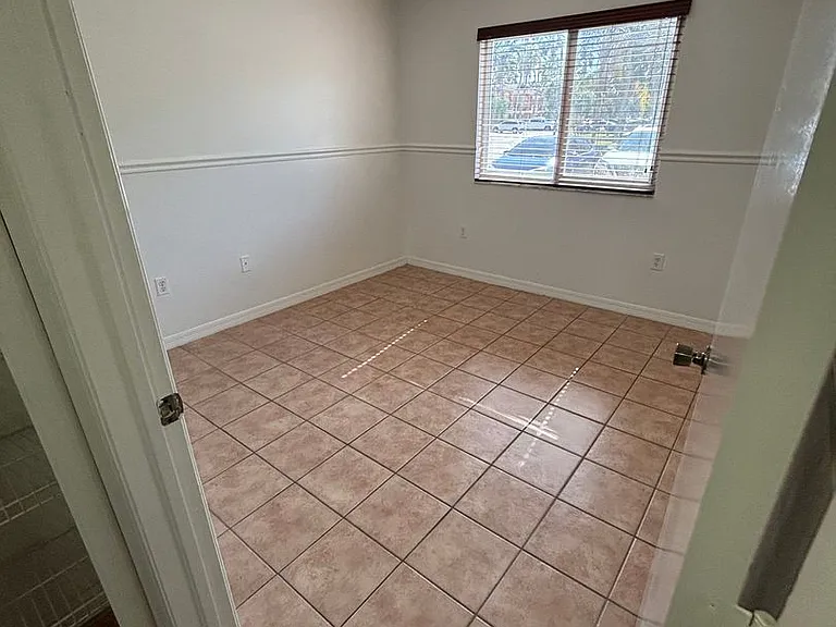 3395 NE 10th St #103 — Photo 11