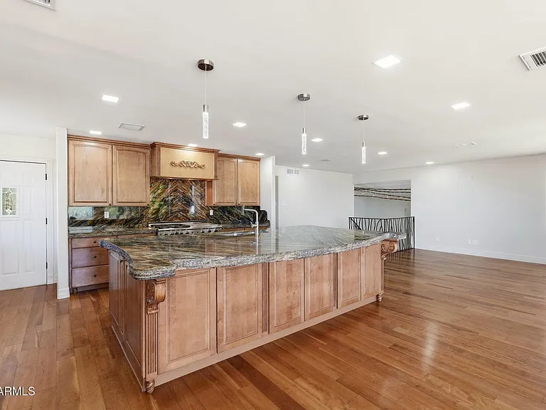 2221 E Vista Ave — Photo 10