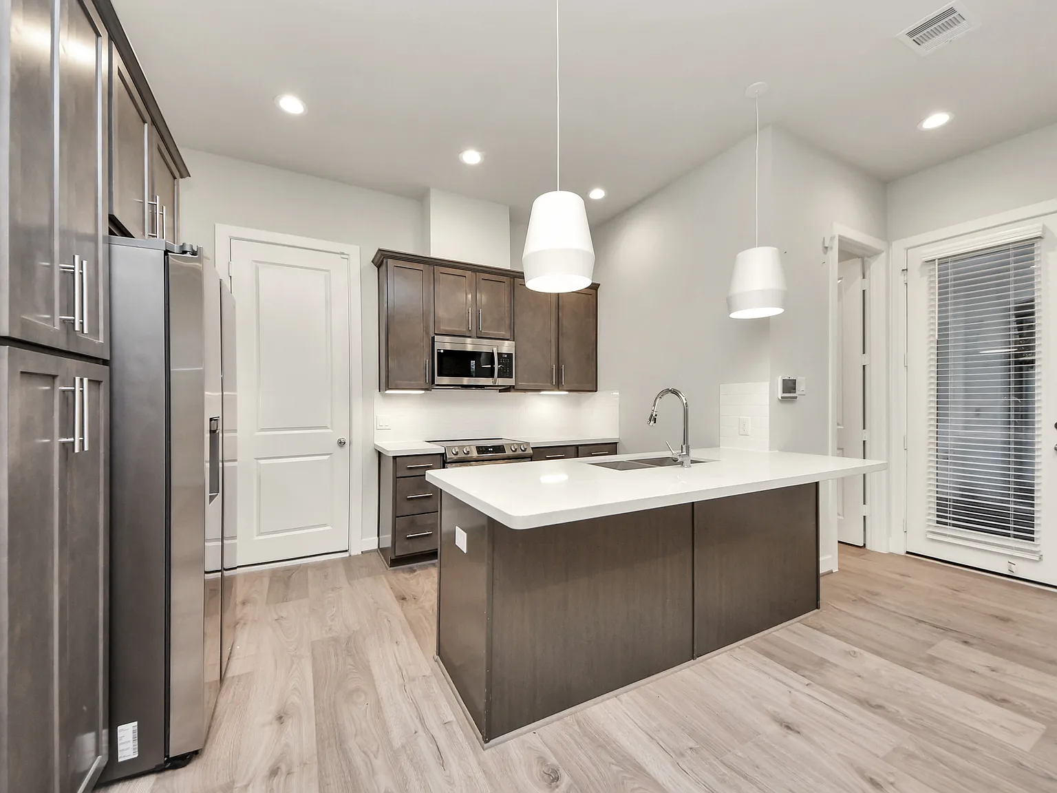 3 bed, 2.5 bath, 1650 sqft, $2,100 — Photo 2