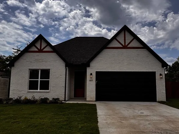 607 N Main St, Leonard, TX 75452