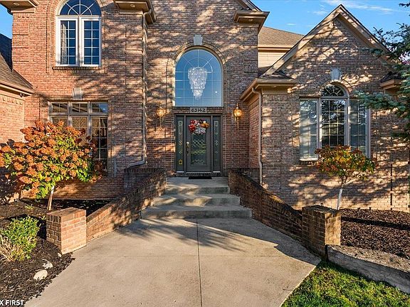5th image of 63142 Turnberry Way