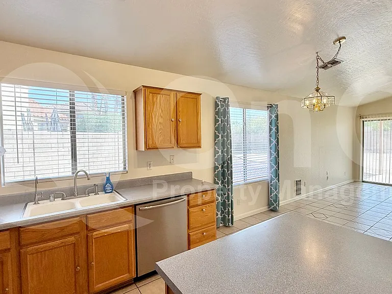417 E Cantebria Dr — Photo 5