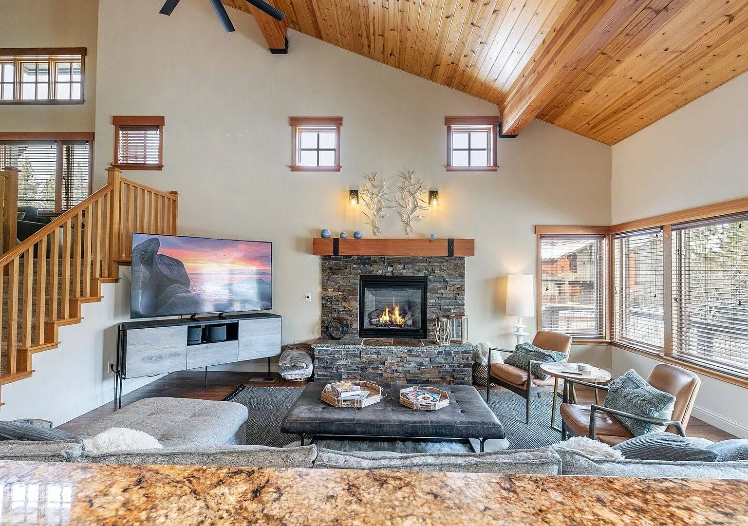 4 bed, 3571 sqft, $7,600 — Photo 4