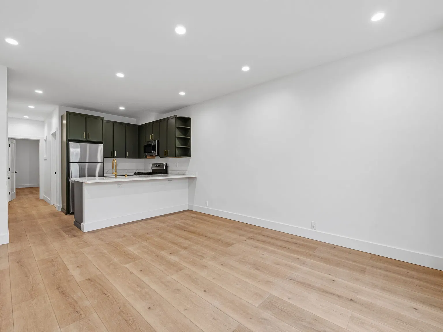 Fully Renovated Apartment Available Now! — Photo 4