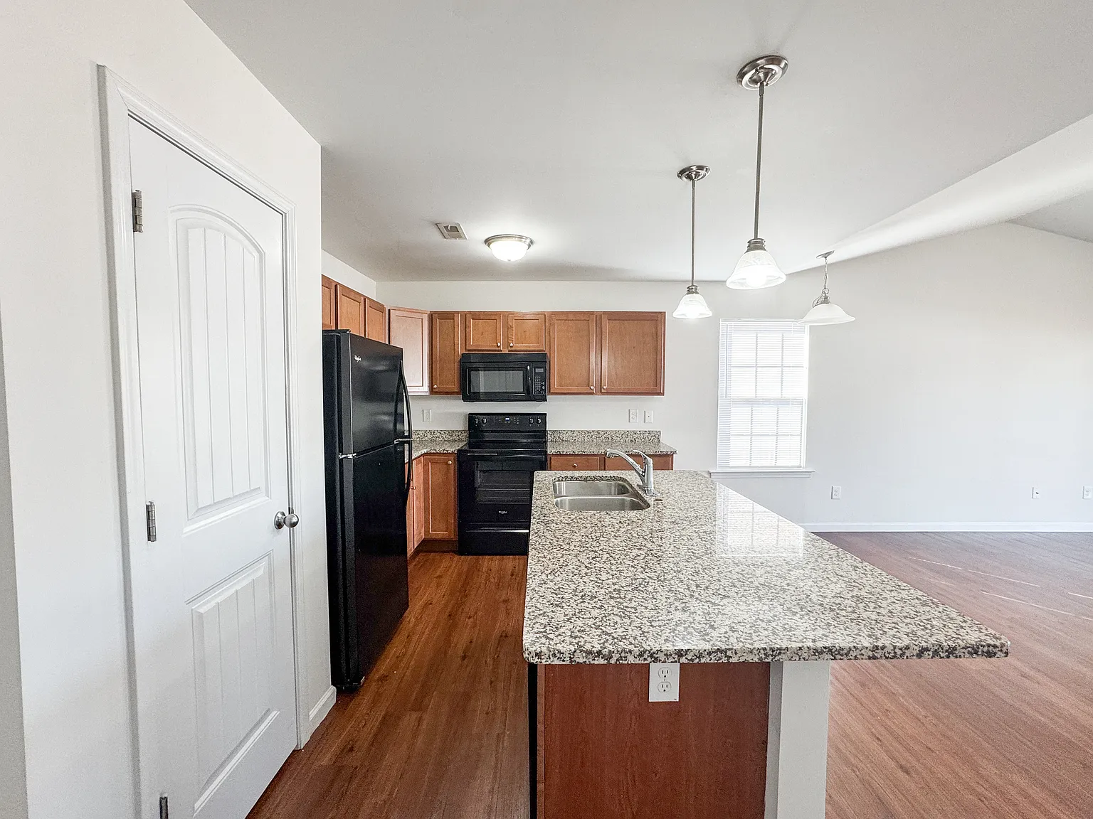 3 bed, 1404 sqft, $1,545 — Photo 2