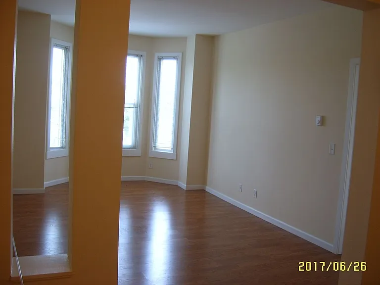 815 E Denny Way — Photo 5