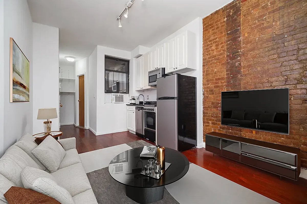 Building Photo - 249 E 10th St #2